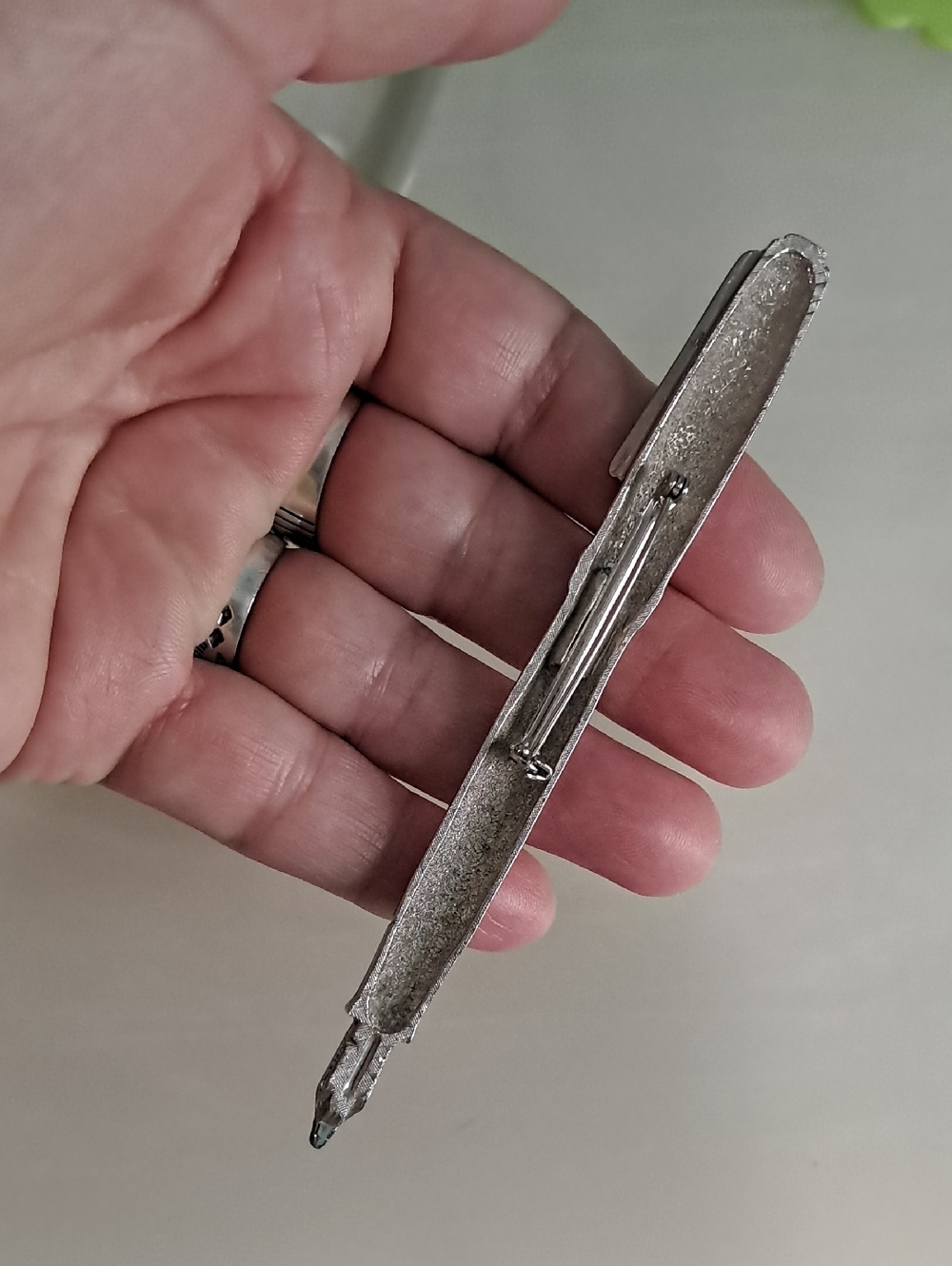 Pen Brooch - Picture 4 of 4